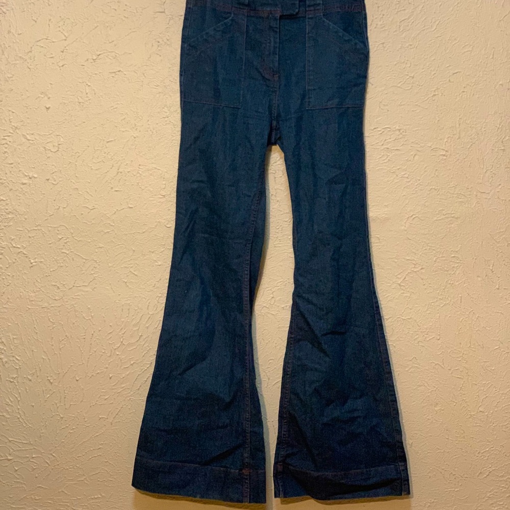 Form fitting, flare jeans